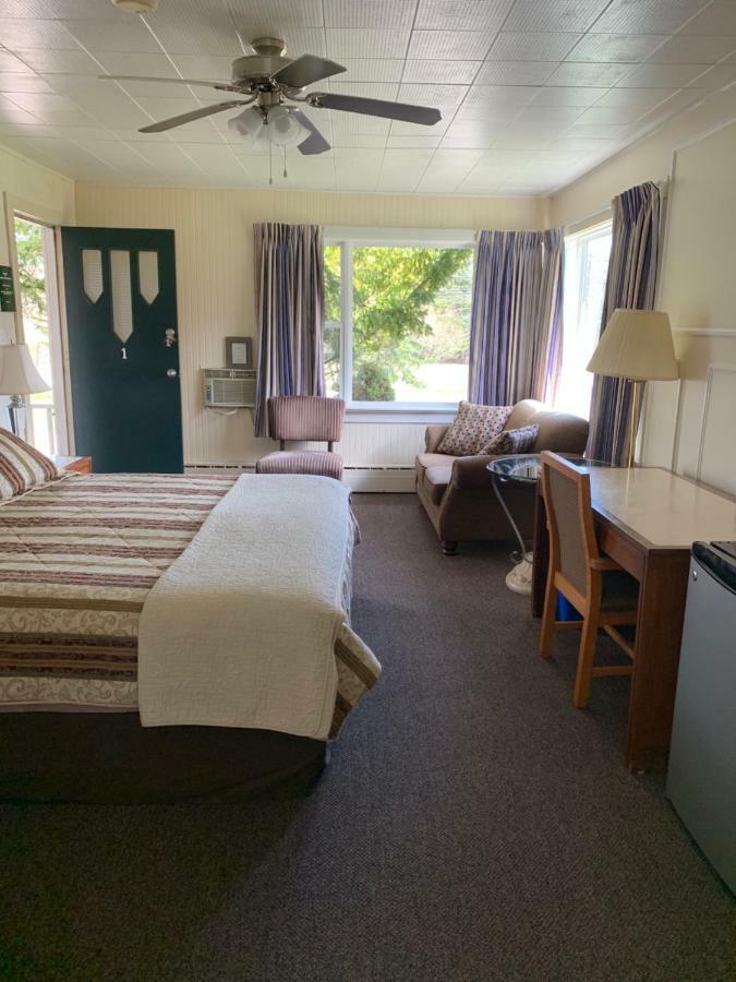 Lionstone Inn Motel & Cottages Пикту Экстерьер фото