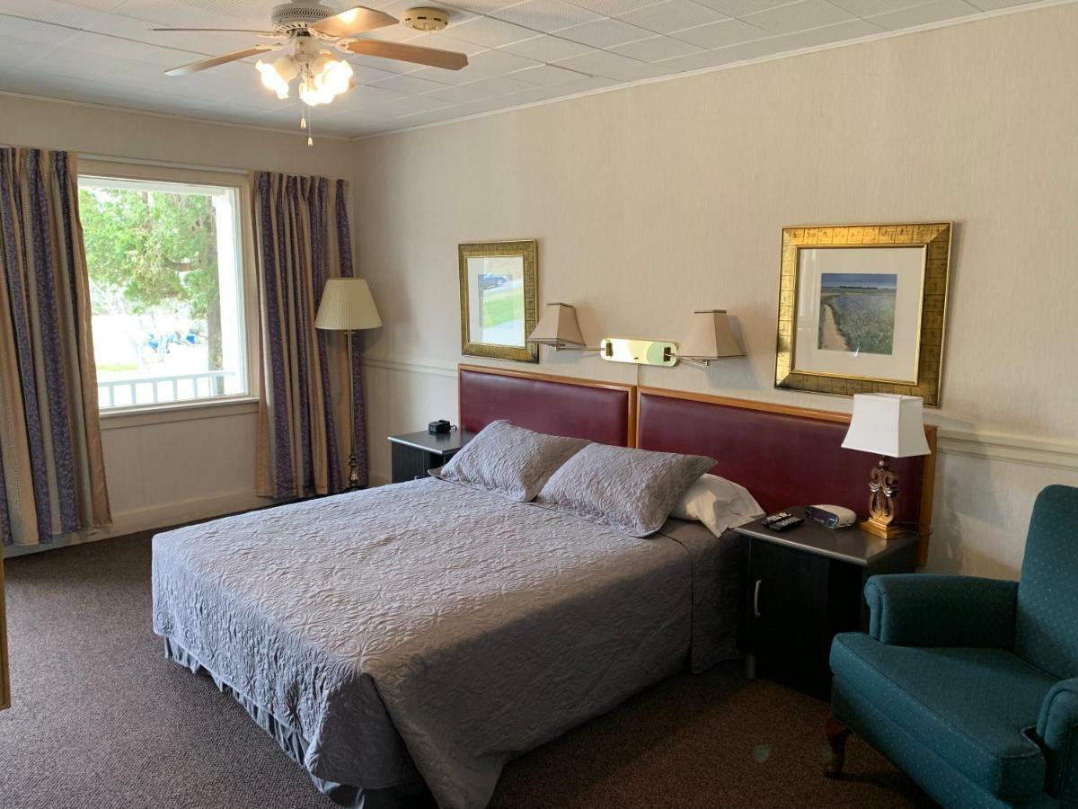 Lionstone Inn Motel & Cottages Пикту Экстерьер фото